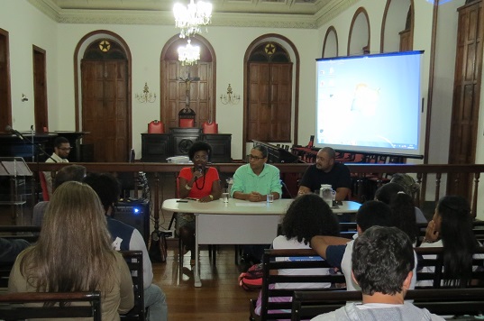 Alessandra Pio, Fabio Sampaio e Guilherme Nogueira debatem sobre a igualdade racial com discentes e servidores do Cefet campus Petrópolis.