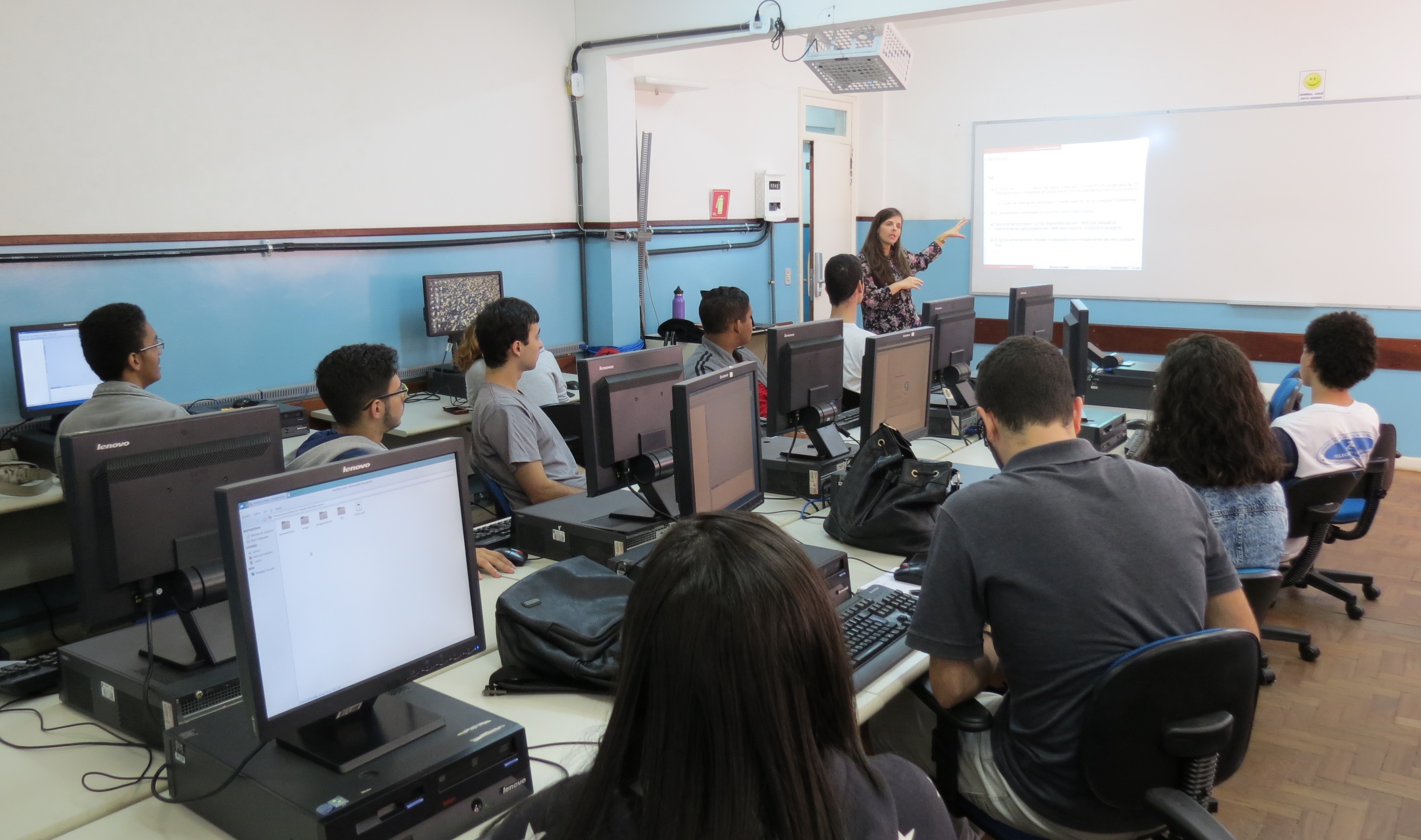 Minicurso "Introdução ao LaTex" é realizado no Laboratório de Informática do campus